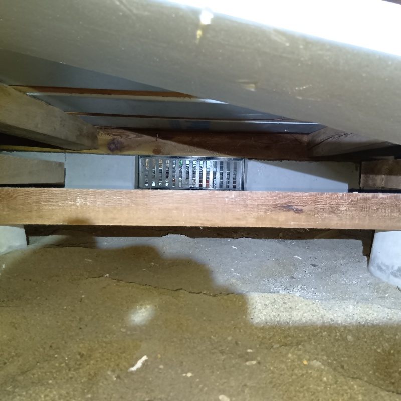 シロアリ駆除剤を散布する前の床下