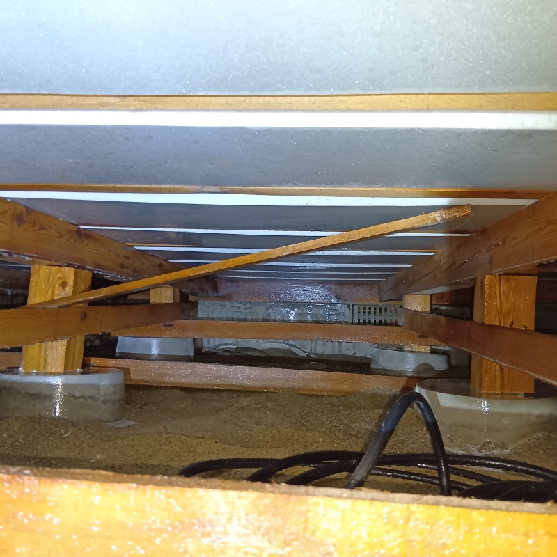 床下の土壌にまんべんなくシロアリ駆除剤を散布