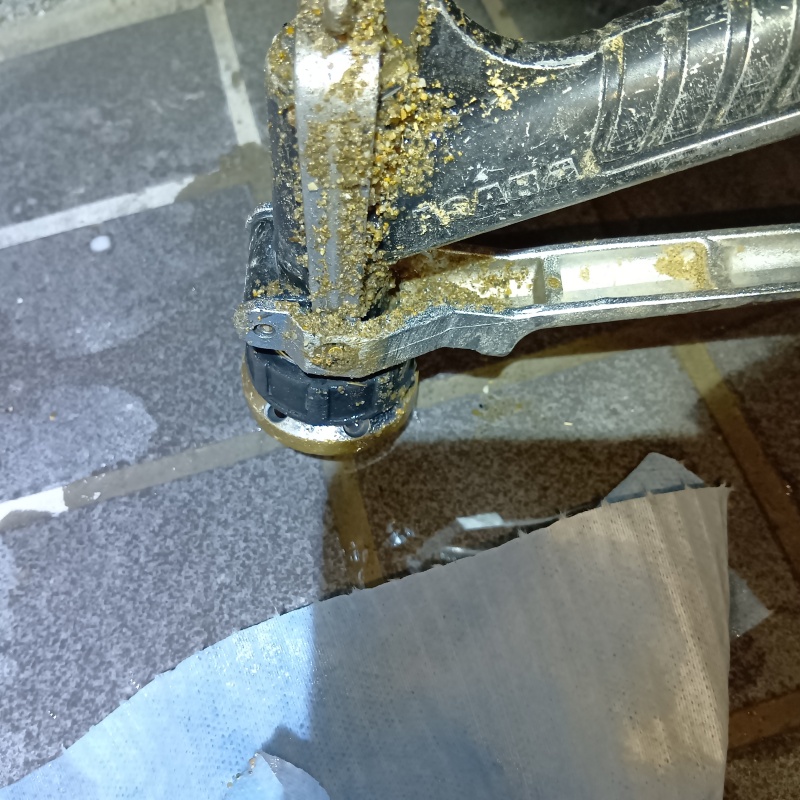 開けた穴からシロアリ駆除剤を注入