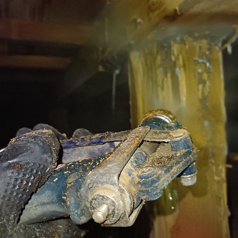 劣化が激しい木材にシロアリ駆除剤を散布している様子