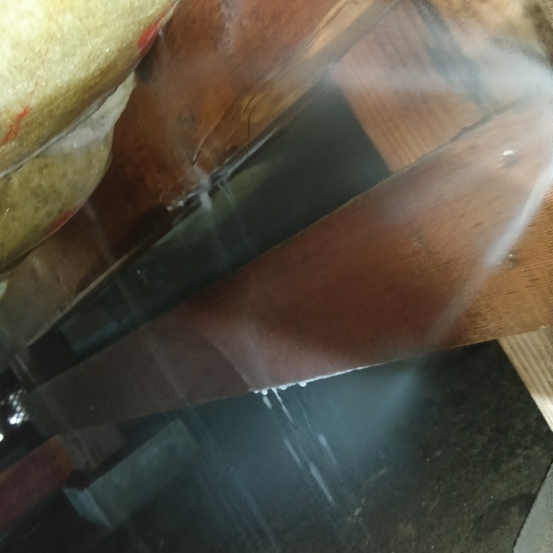 木製の床束にシロアリ駆除剤を散布