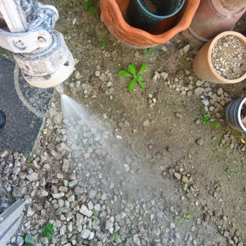 建物外周の土壌にシロアリ駆除剤を散布