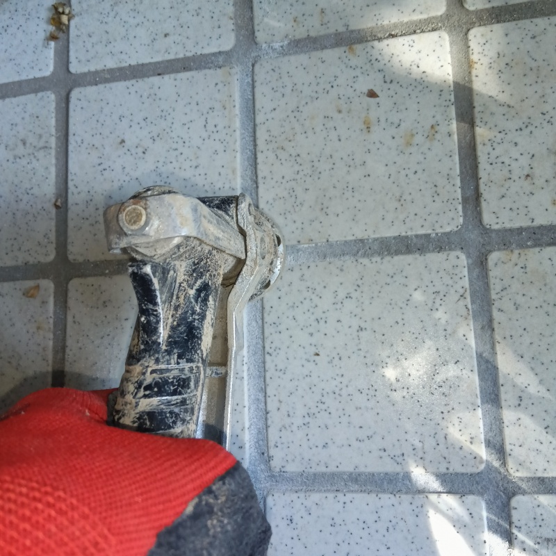 目地に穴を開けてシロアリ駆除剤を注入