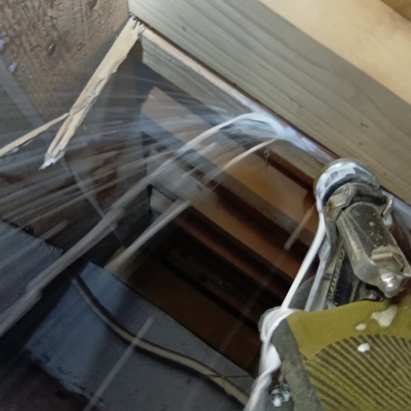 床下の傷んだ木材にシロアリ駆除剤を散布