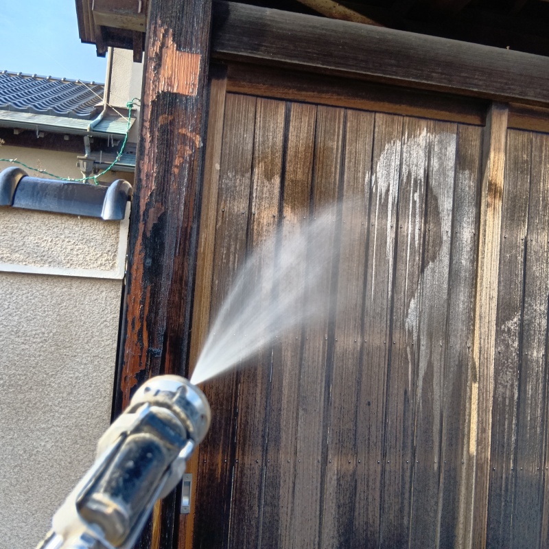 門戸にシロアリ駆除剤を散布