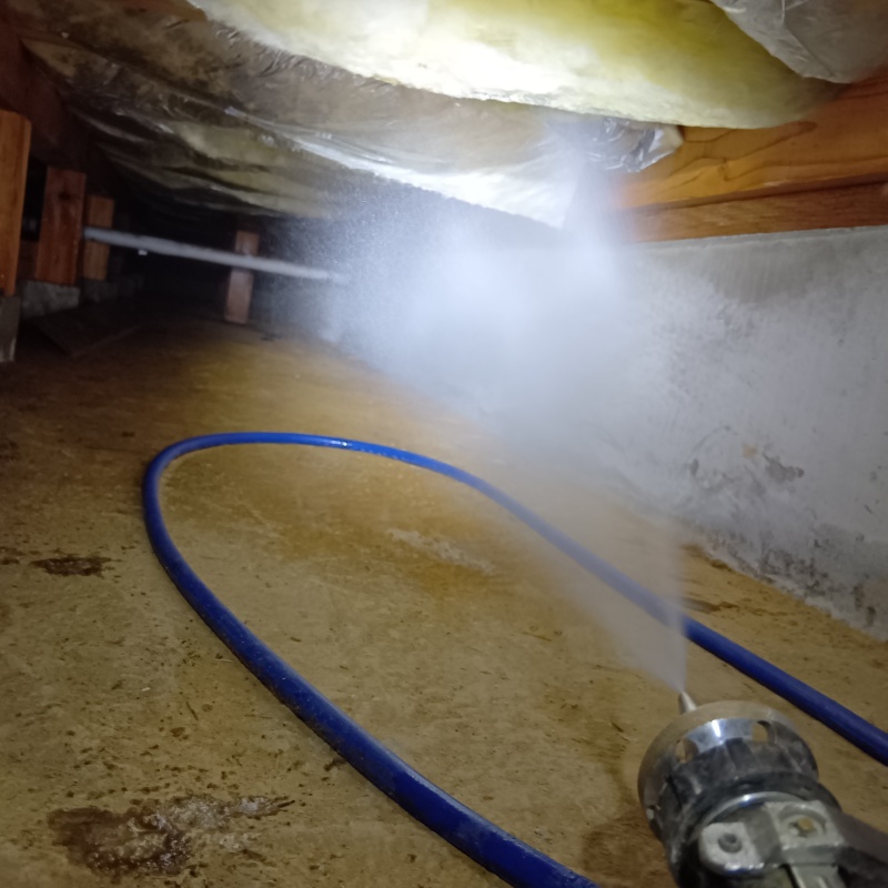 床下の基礎にシロアリ駆除剤を散布