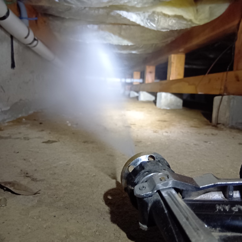 床下の土壌にシロアリ駆除剤を散布