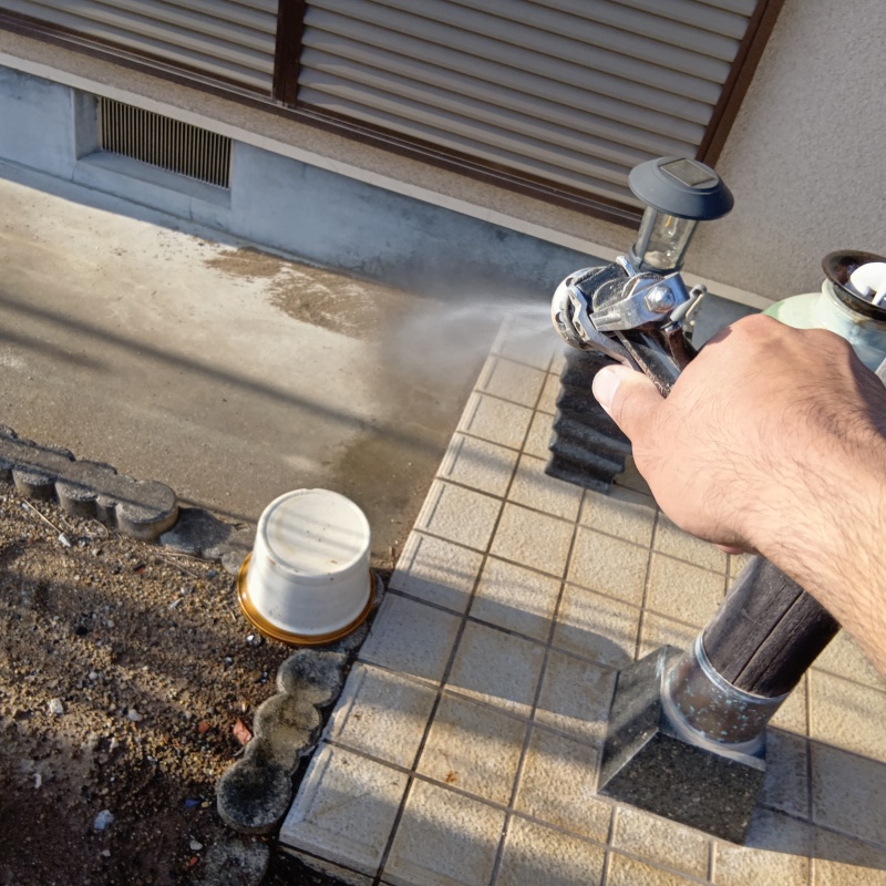 建物外周にシロアリ駆除剤を吹きつけている様子