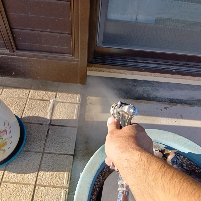 建物外周の出入り口付近にシロアリ駆除剤を散布