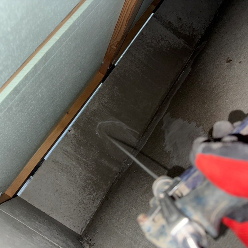 床下の基礎に防蟻剤をまんべんなく散布