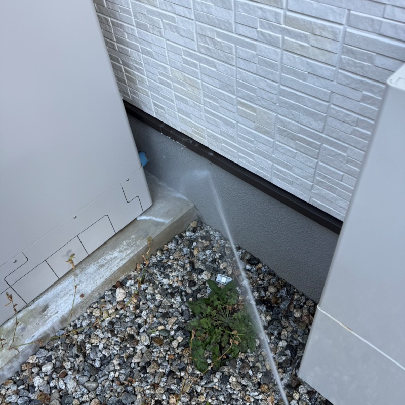 建物外壁に防蟻剤を吹きつけている様子