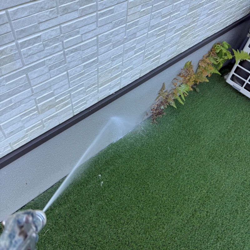 建物外周の砂利付近に防蟻剤を散布