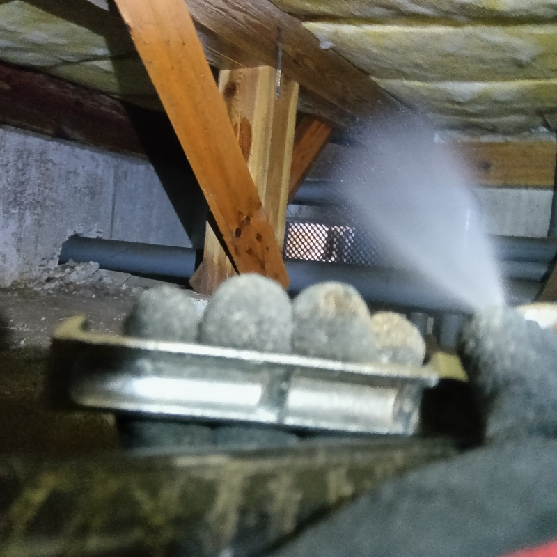 床下上部の木材に薬剤を散布