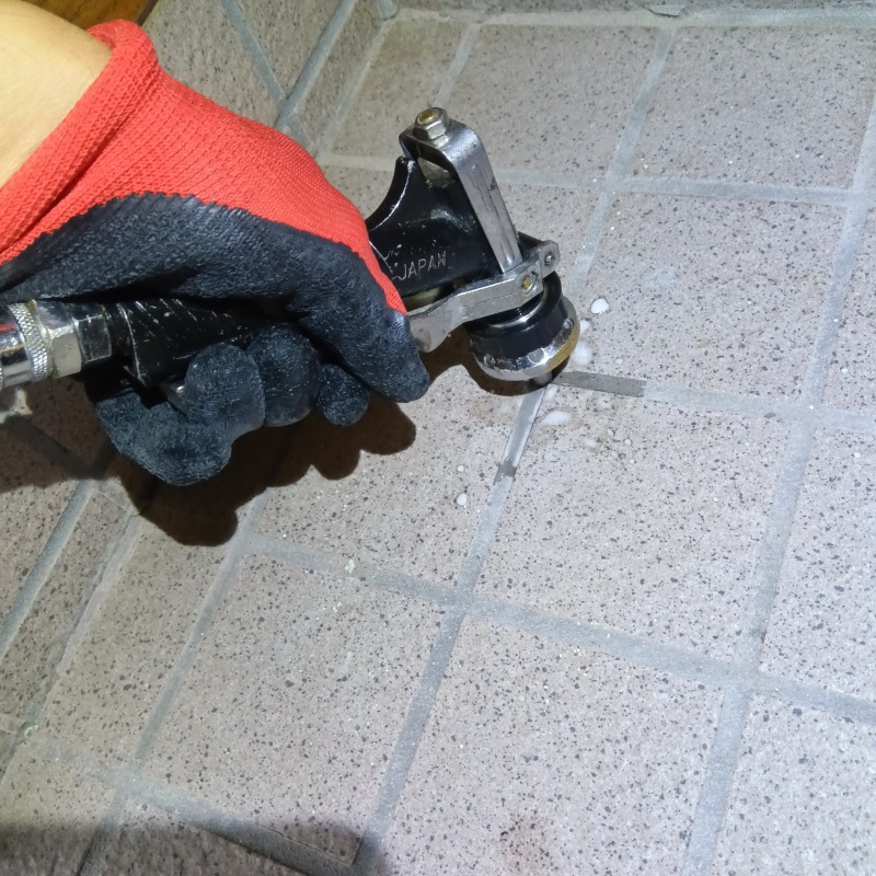 開けた穴から薬剤を注入