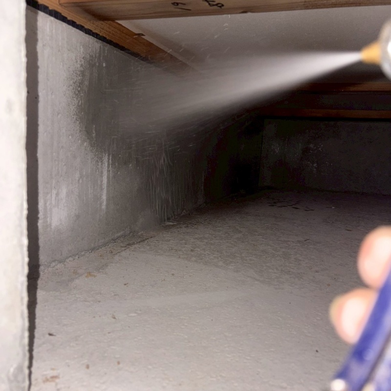 木材とコンクリートのすき間に防蟻剤を散布