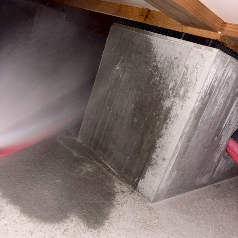 コンクリートに防蟻剤を散布