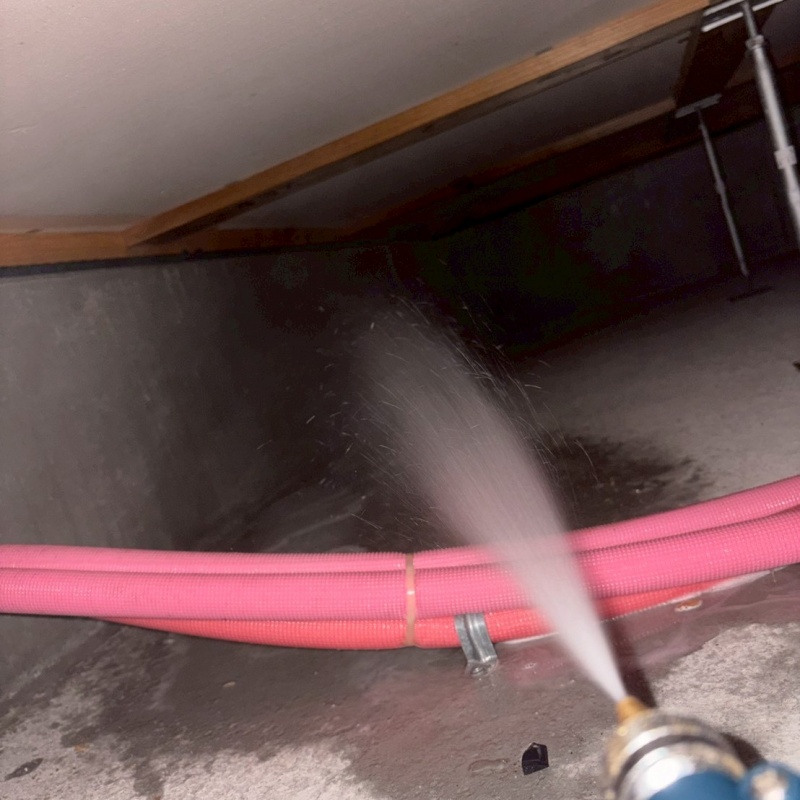 基礎に防蟻剤を散布