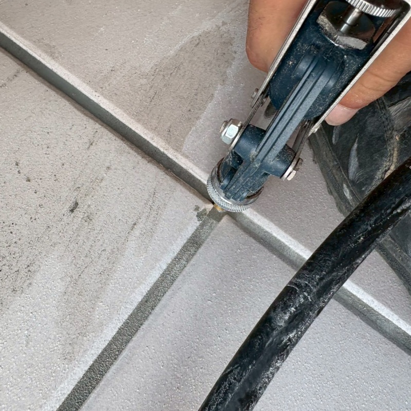 床に防蟻剤を注入している様子