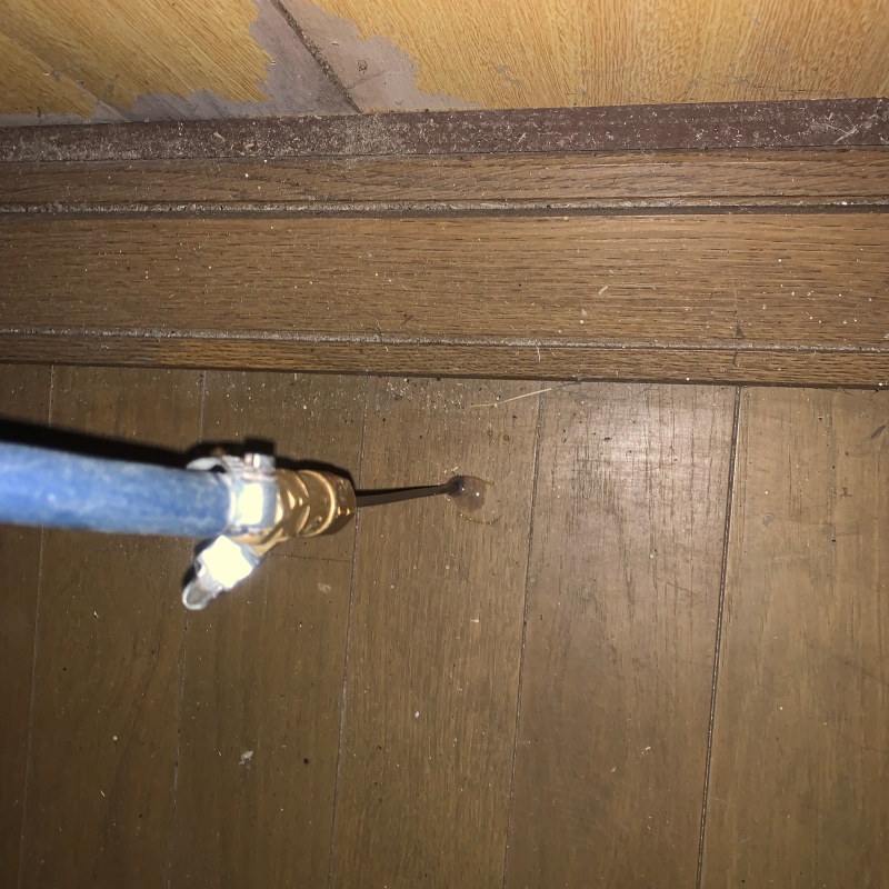 床に小さな穴を開けて薬剤を注入