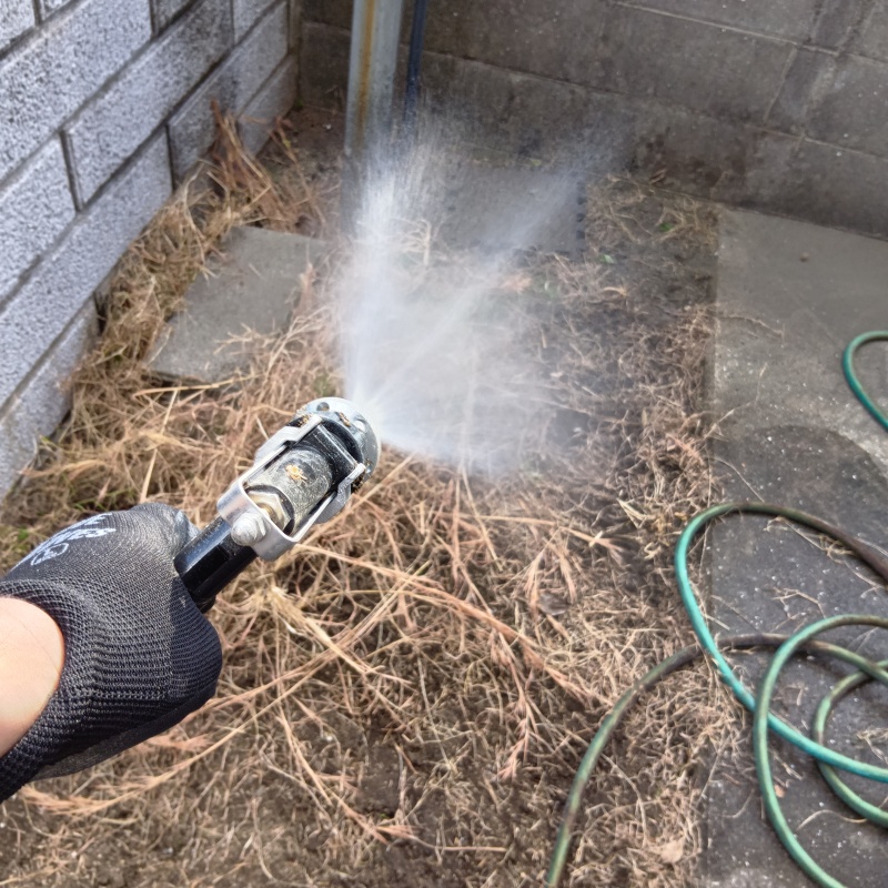 建物外周の土壌にシロアリ駆除剤を散布