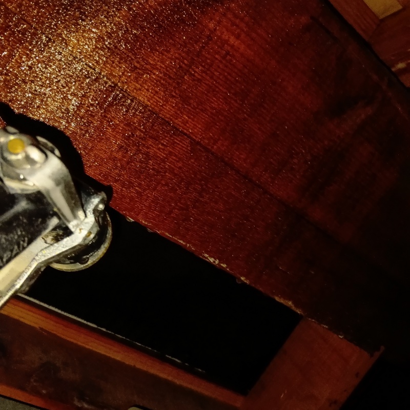 木材に穴を開けて直接シロアリ駆除剤を注入