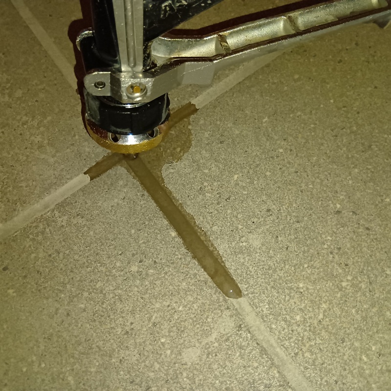 目地に穴を開けてシロアリ駆除剤を注入