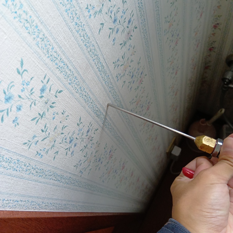 壁に穴を開けてシロアリ駆除剤を注入