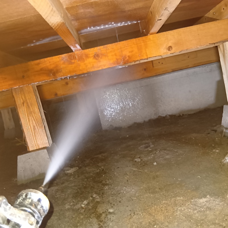 床下の木材にシロアリ駆除剤を散布