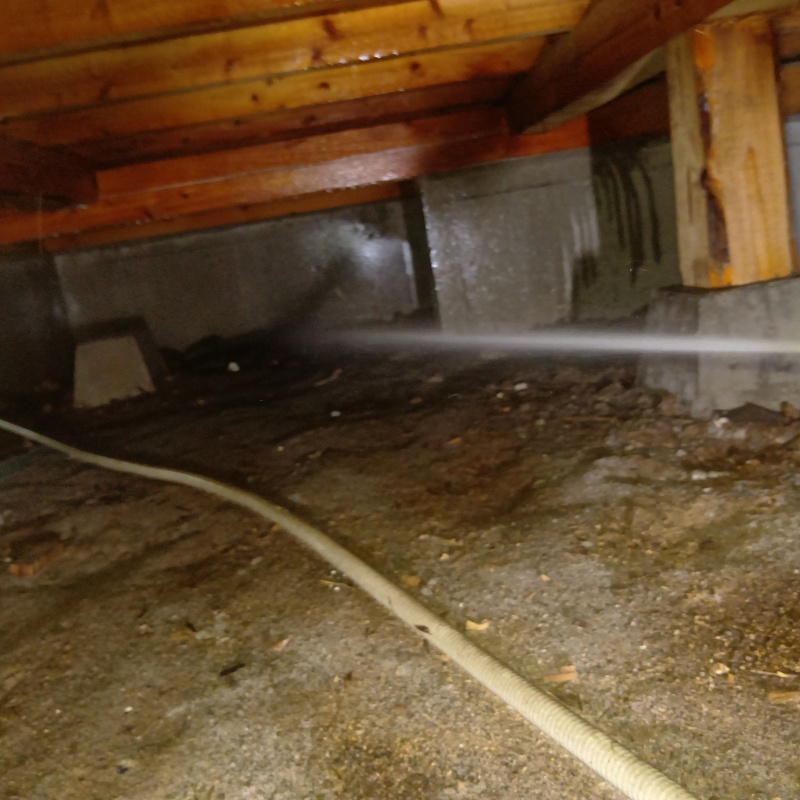 床下地面にシロアリ駆除剤を散布