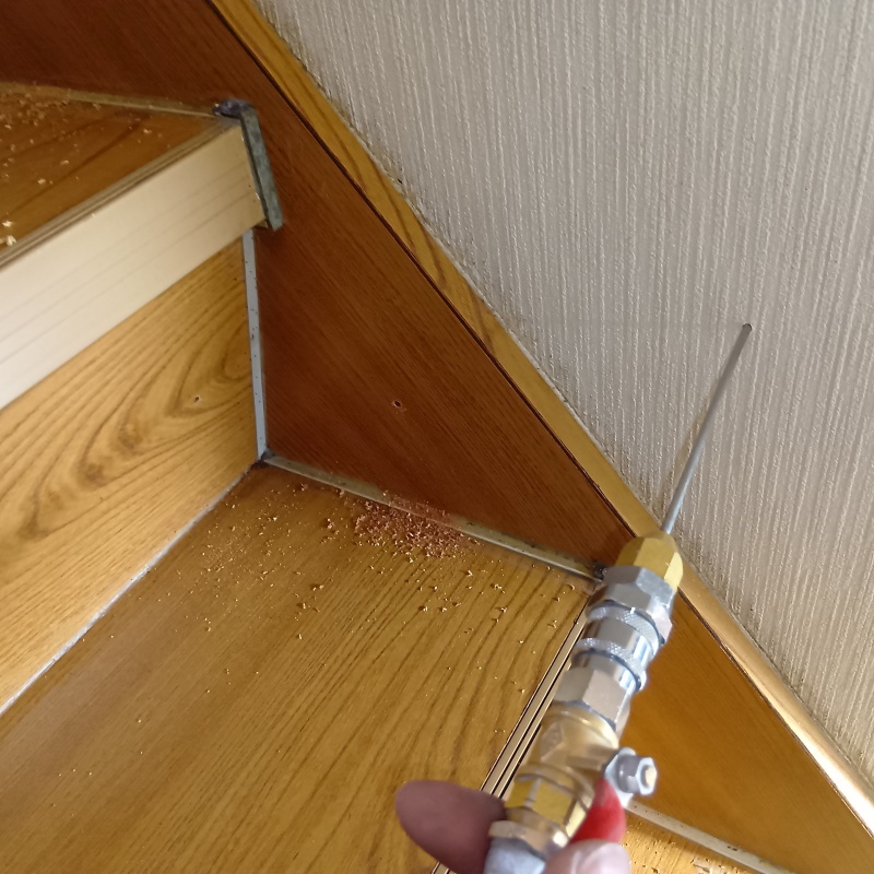 壁内にシロアリ駆除剤を注入