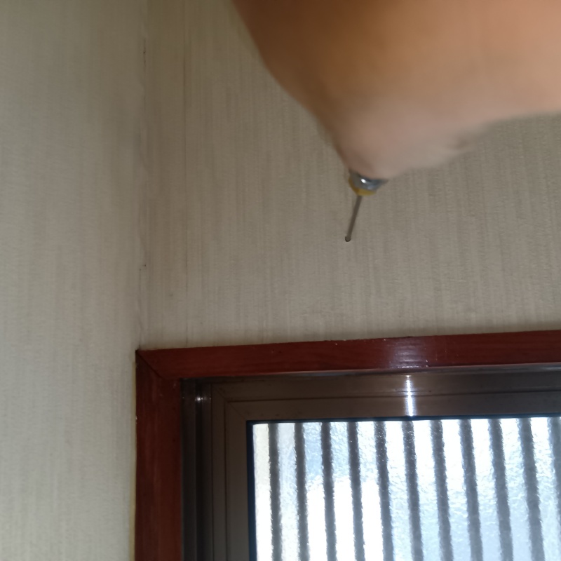 壁内にシロアリ駆除剤を注入