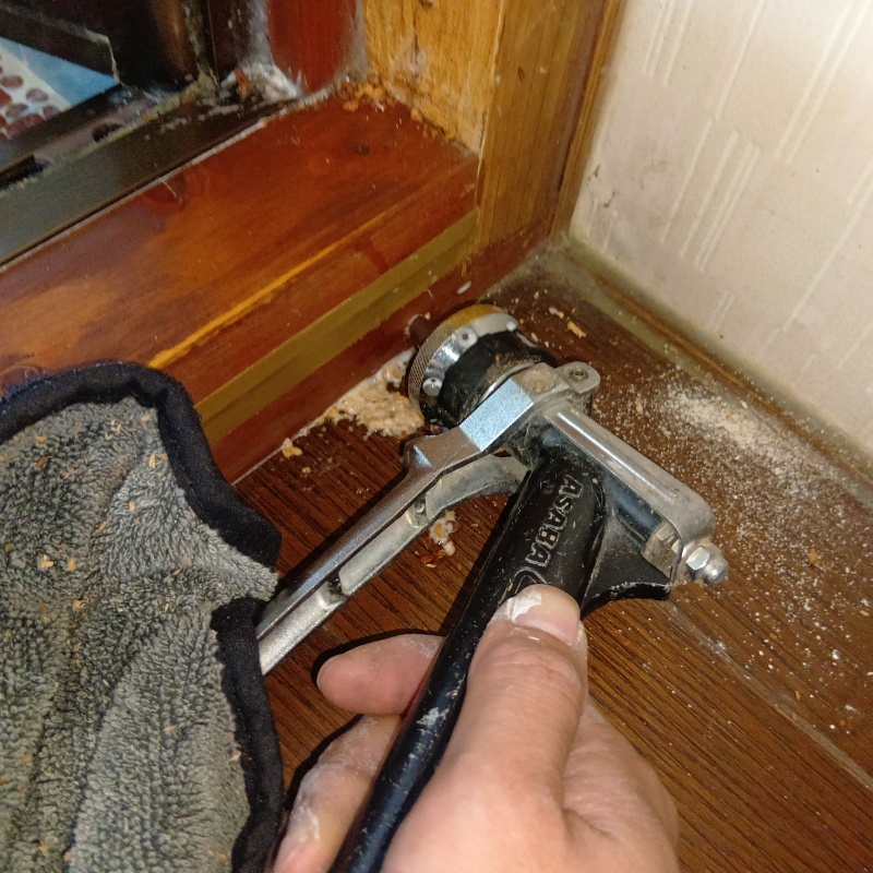 傷んだ木材にシロアリ駆除剤を注入