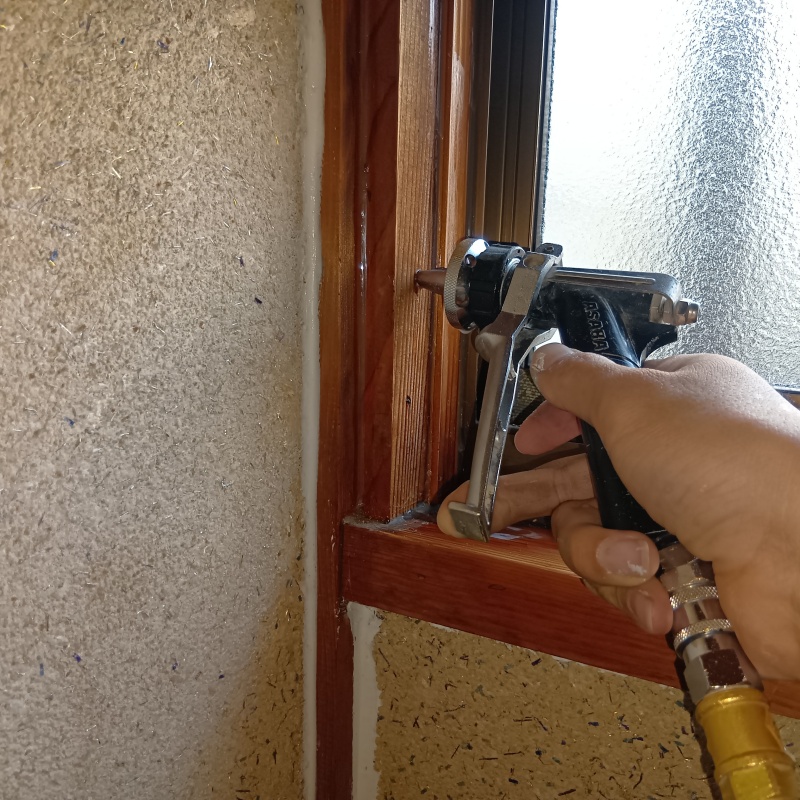 窓の木枠にシロアリ駆除剤を注入