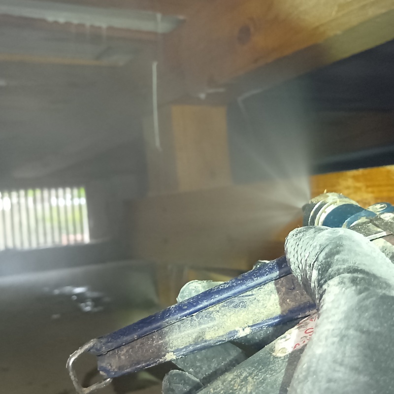 床下の木材にシロアリ駆除剤を散布