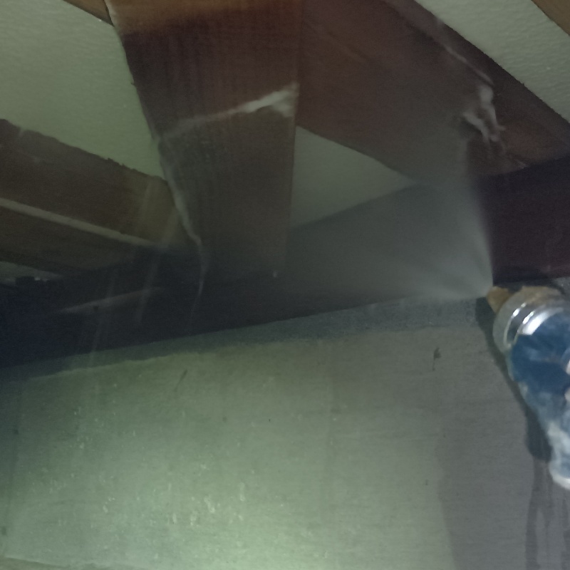 床下の木材にシロアリ駆除剤を散布