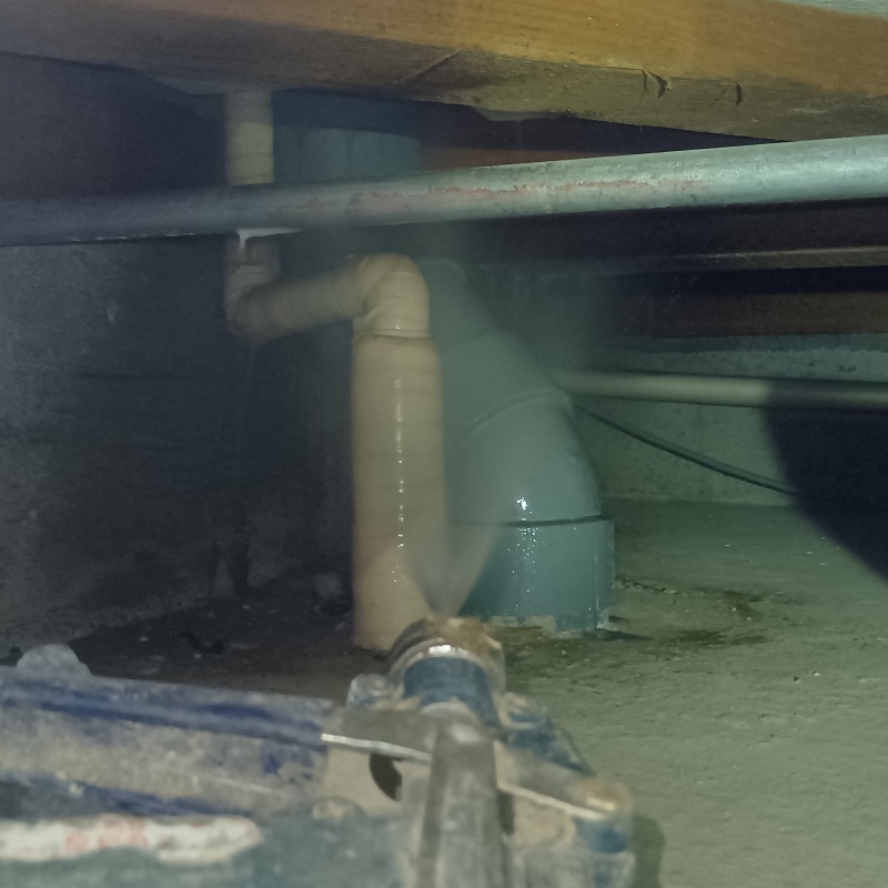 配管まわりにシロアリ駆除剤を散布