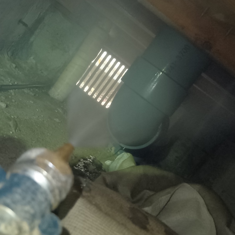 基礎にシロアリ駆除剤を散布