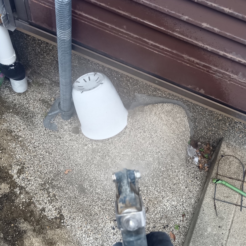 建物外周にシロアリ駆除剤を散布