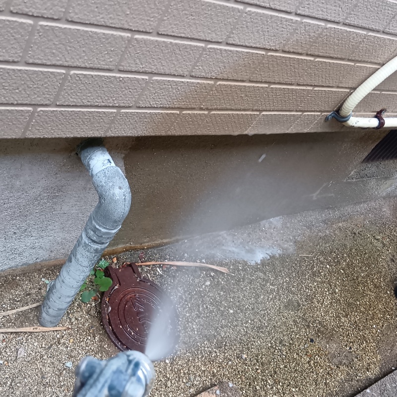 建物外周の土壌にシロアリ駆除剤を散布