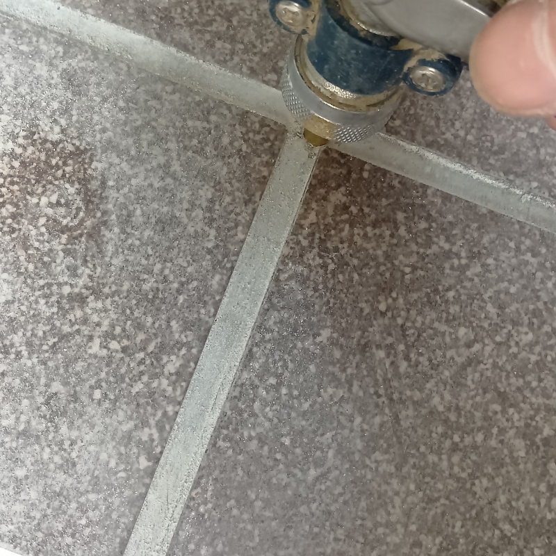 タイルの目地からシロアリ駆除剤を注入