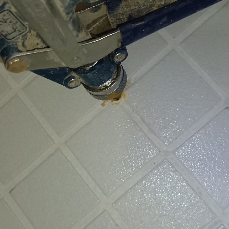 タイルの目地からシロアリ駆除剤を注入