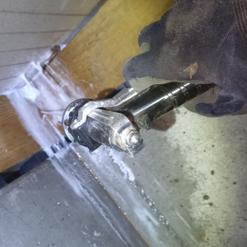 床下木材にシロアリ駆除剤を散布