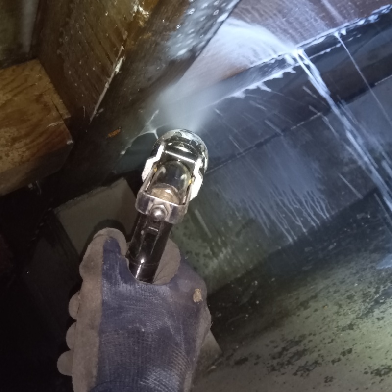 床下木材にシロアリ駆除剤を散布