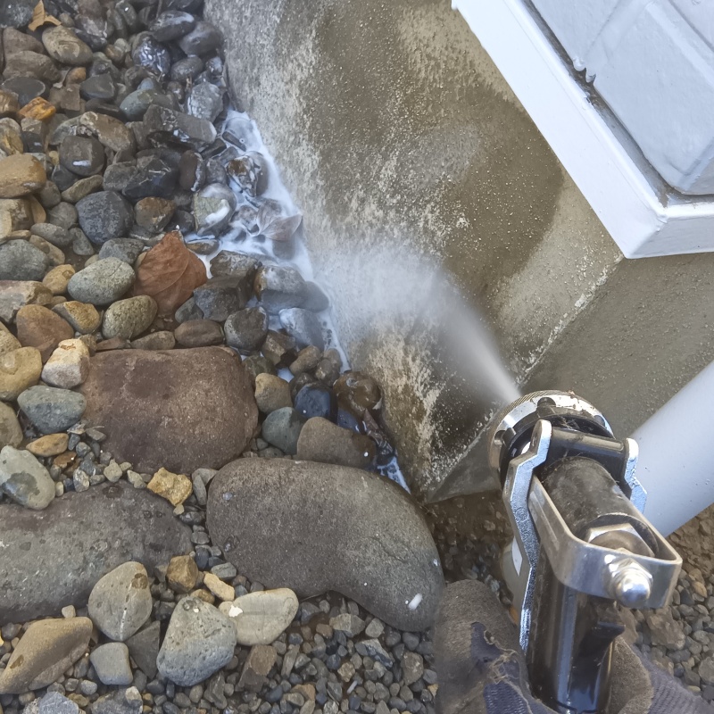 外壁にシロアリ駆除剤を散布