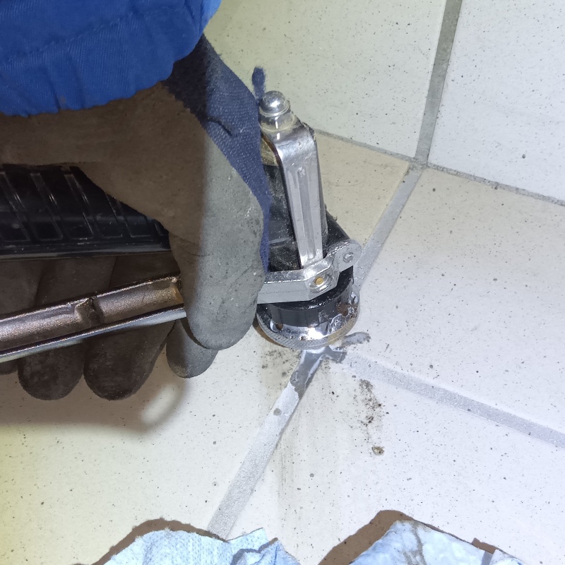 目地からシロアリ駆除剤を注入