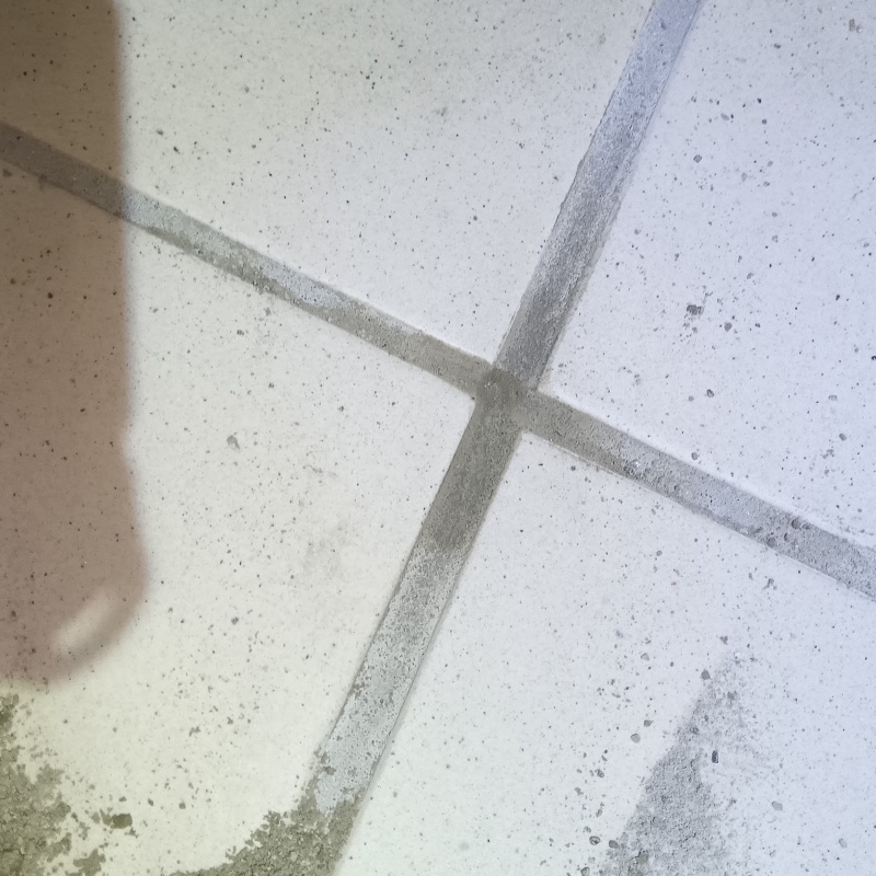 開けた穴をきれいに補修