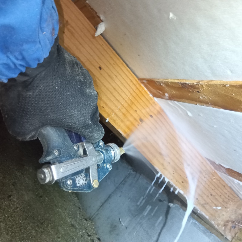 床下の木材にシロアリ駆除剤を散布