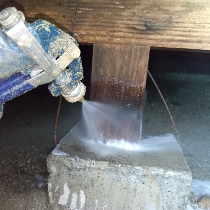柱と束石が接する部分にシロアリ駆除剤を散布