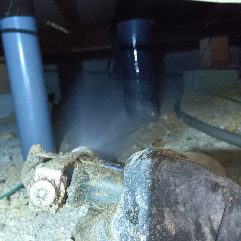 地面にシロアリ駆除剤を散布