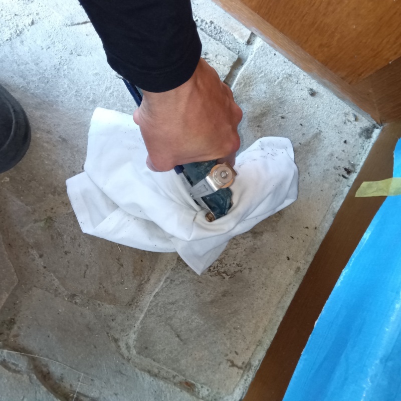 目地からシロアリ駆除剤を注入している様子